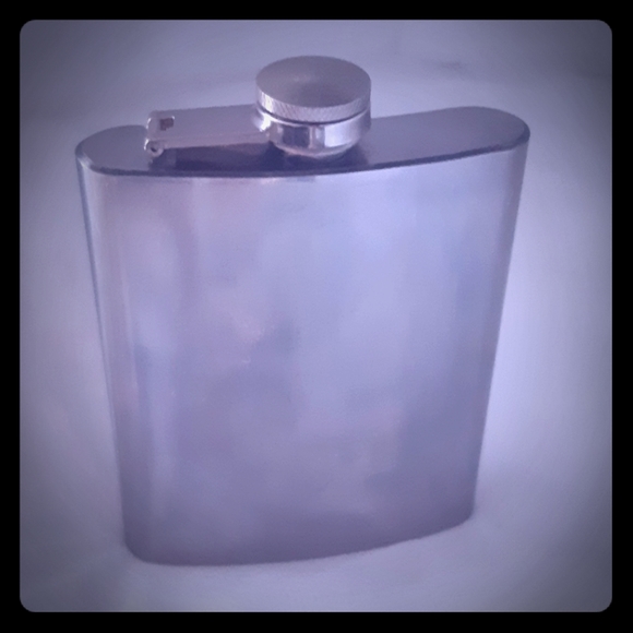 7oz Wink flask| 10/10 - Picture 3 of 5